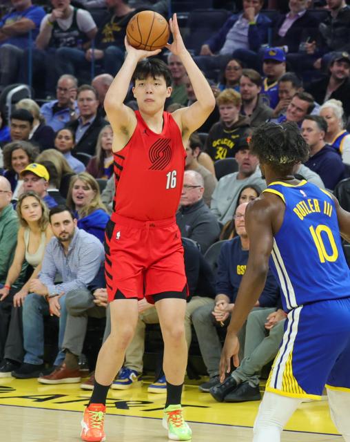 (260114) -- SAN FRANCISCO, Jan. 14, 2026 (Xinhua) -- Portland Trail Blazers' Yang Hansen (L) attempts a shot during the 2025-2026 NBA regular season basketball game between Golden State Warriors and Portland Trail Blazers in San Francisco, the United States, Jan. 13, 2026. (Photo by Dong Xudong/Xinhua)