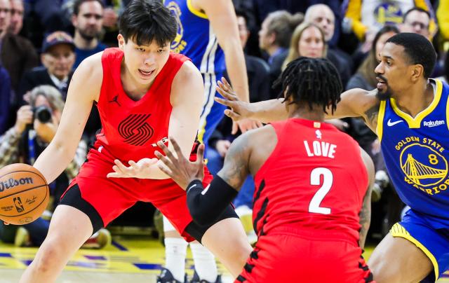 (260114) -- SAN FRANCISCO, Jan. 14, 2026 (Xinhua) -- Portland Trail Blazers' Yang Hansen (L) competes during the 2025-2026 NBA regular season basketball game between Golden State Warriors and Portland Trail Blazers in San Francisco, the United States, Jan. 13, 2026. (Photo by Dong Xudong/Xinhua)