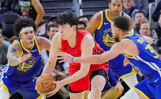 (260114) -- SAN FRANCISCO, Jan. 14, 2026 (Xinhua) -- Portland Trail Blazers' Yang Hansen (2nd L) competes during the 2025-2026 NBA regular season basketball game between Golden State Warriors and Portland Trail Blazers in San Francisco, the United States, Jan. 13, 2026. (Photo by Dong Xudong/Xinhua)