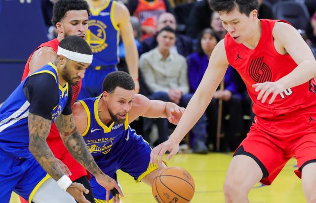 (260114) -- SAN FRANCISCO, Jan. 14, 2026 (Xinhua) -- Portland Trail Blazers' Yang Hansen (1st R) vies with Golden State Warriors' players during the 2025-2026 NBA regular season basketball game between Golden State Warriors and Portland Trail Blazers in San Francisco, the United States, Jan. 13, 2026. (Photo by Dong Xudong/Xinhua)