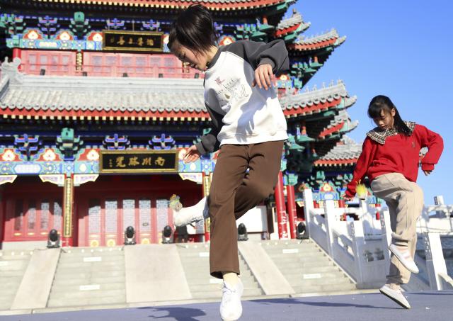 (260114) -- BEIJING, Jan. 14, 2026 (Xinhua) -- This photo taken on Dec. 21, 2025 shows children playing shuttlecock during a competition on an ancient street on Winter Solstice in Cangzhou City, north China's Hebei Province.
  China enters its coldest season in the eleventh month of the Chinese lunar calendar. 
  Urbanization and modern agriculture have weakened the impact of solar terms on daily life, but cultural and dietary habits have been passed down from generation to generation. (Photo by Zhou Yang/Xinhua)