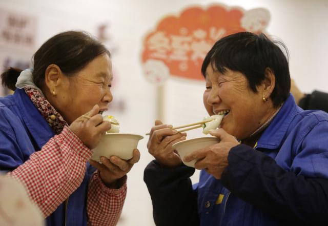 (260114) -- BEIJING, Jan. 14, 2026 (Xinhua) -- This photo taken on Dec. 21, 2025 shows sanitation workers eating rice dumplings during a welfare event on Winter Solstice in Yangzhou City, east China's Jiangsu Province.
  China enters its coldest season in the eleventh month of the Chinese lunar calendar. 
  Urbanization and modern agriculture have weakened the impact of solar terms on daily life, but cultural and dietary habits have been passed down from generation to generation. (Photo by Meng Delong/Xinhua)