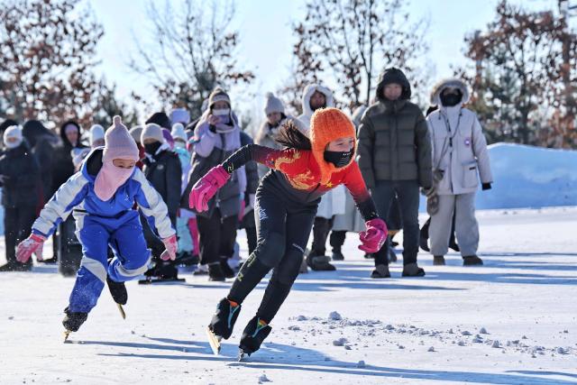 (260114) -- BEIJING, Jan. 14, 2026 (Xinhua) -- This photo taken on Jan. 12, 2026 shows students exercising for short track speed skating in Tongjiang City, northeast China's Heilongjiang Province.
  China enters its coldest season in the eleventh month of the Chinese lunar calendar. 
  Urbanization and modern agriculture have weakened the impact of solar terms on daily life, but cultural and dietary habits have been passed down from generation to generation. (Photo by Liu Wanping/Xinhua)