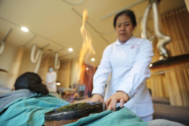 (260114) -- BEIJING, Jan. 14, 2026 (Xinhua) -- This photo taken on Jan. 8, 2026 shows a doctor giving moxibustion treatment for a patient at a traditional Chinese medicine hospital in Dingxi City, northwest China's Gansu Province.
  China enters its coldest season in the eleventh month of the Chinese lunar calendar. 
  Urbanization and modern agriculture have weakened the impact of solar terms on daily life, but cultural and dietary habits have been passed down from generation to generation. (Photo by Wang Kexian/Xinhua)