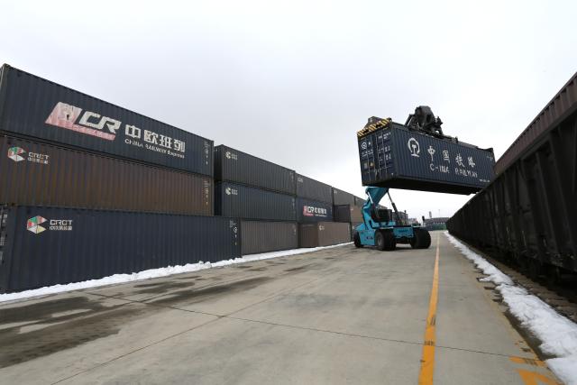 (260114) -- BEIJING, Jan. 14, 2026 (Xinhua) -- A truck transports a container at the international container terminal of Weihai Port in Weihai, east China's Shandong Province, Jan. 14, 2026. Last year, China's foreign trade value hit 45.47 trillion yuan (about 6.48 trillion U.S. dollars), up 3.8 percent year on year, according to data released by the General Administration of Customs on Wednesday. This marks the ninth consecutive year of growth for China's foreign trade since 2017. (Photo by Chen Hongqing/Xinhua)