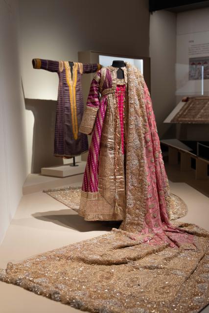 (260114) -- CHENGDU, Jan. 14, 2026 (Xinhua) -- This photo taken on Jan. 13, 2026 shows an exhibit at the exhibition "Golden Thread: the Art of Dressing from North Africa to East Asia" at the Chengdu Museum in Chengdu, southwest China's Sichuan Province. The exhibition features over 200 pieces (sets) of gold-threaded textile artifacts from seven French cultural institutions, alongside precious collections from eight Chinese museums and cultural heritage organizations. (Xinhua/Xu Bingjie)