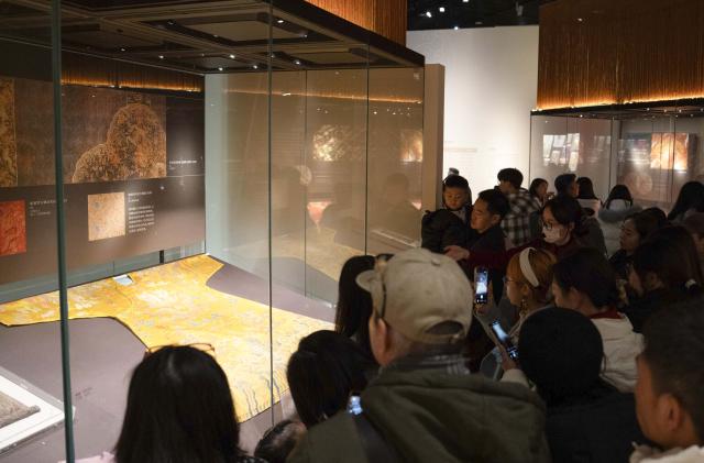 (260114) -- CHENGDU, Jan. 14, 2026 (Xinhua) -- People visit the exhibition "Golden Thread: the Art of Dressing from North Africa to East Asia" at the Chengdu Museum in Chengdu, southwest China's Sichuan Province, Jan. 13, 2026. The exhibition features over 200 pieces (sets) of gold-threaded textile artifacts from seven French cultural institutions, alongside precious collections from eight Chinese museums and cultural heritage organizations. (Xinhua/Xu Bingjie)