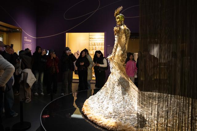 (260114) -- CHENGDU, Jan. 14, 2026 (Xinhua) -- People visit the exhibition "Golden Thread: the Art of Dressing from North Africa to East Asia" at the Chengdu Museum in Chengdu, southwest China's Sichuan Province, Jan. 13, 2026. The exhibition features over 200 pieces (sets) of gold-threaded textile artifacts from seven French cultural institutions, alongside precious collections from eight Chinese museums and cultural heritage organizations. (Xinhua/Xu Bingjie)