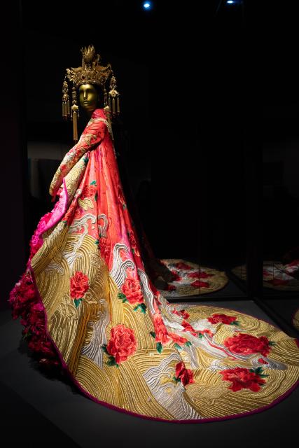 (260114) -- CHENGDU, Jan. 14, 2026 (Xinhua) -- This photo taken on Jan. 13, 2026 shows an exhibit at the exhibition "Golden Thread: the Art of Dressing from North Africa to East Asia" at the Chengdu Museum in Chengdu, southwest China's Sichuan Province. The exhibition features over 200 pieces (sets) of gold-threaded textile artifacts from seven French cultural institutions, alongside precious collections from eight Chinese museums and cultural heritage organizations. (Xinhua/Xu Bingjie)