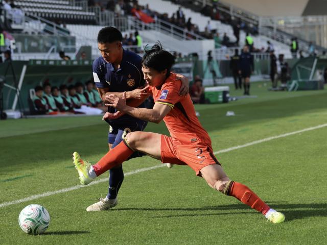 (260114) -- RIYADH, Jan. 14, 2026 (Xinhua) -- Hu Hetao (R) of China vies with Chawanwit Sealao of Thailand during the 2026 AFC U23 Asian Cup group match between China and Thailand in Riyadh, Saudi Arabia, Jan. 14, 2026. (Xinhua/Wang Haizhou)