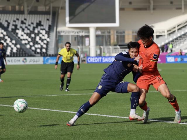 (260114) -- RIYADH, Jan. 14, 2026 (Xinhua) -- He Yiran (R) of China competes during the 2026 AFC U23 Asian Cup group match between China and Thailand in Riyadh, Saudi Arabia, Jan. 14, 2026. (Xinhua/Wang Haizhou)