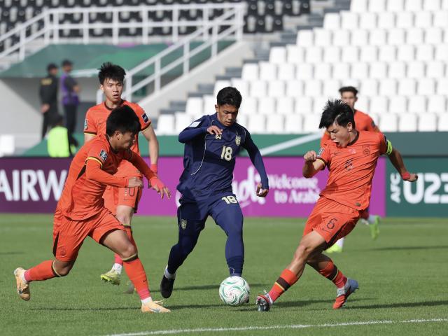 (260114) -- RIYADH, Jan. 14, 2026 (Xinhua) -- Xu Bin (1st R) of China vies with Iklas Sanron (2nd R) of Thailand during the 2026 AFC U23 Asian Cup group match between China and Thailand in Riyadh, Saudi Arabia, Jan. 14, 2026. (Xinhua/Wang Haizhou)