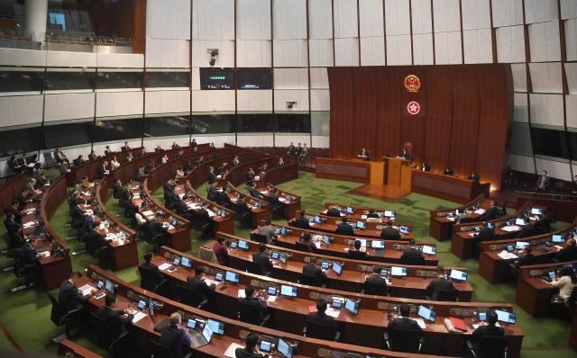 (260114) -- HONG KONG, Jan. 14, 2026 (Xinhua) -- This photo shows a scene at the first meeting of the eighth-term Legislative Council in Hong Kong, south China, Jan. 14, 2026. TO GO WITH "Hong Kong pledges all-out efforts in fire aftermath, mulls reform to strengthen building safety" (Xinhua/Chen Duo)