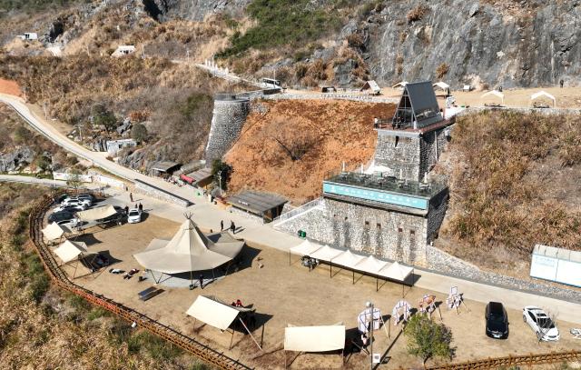 (260114) -- QUZHOU, Jan. 14, 2026 (Xinhua) -- An aerial drone photo shows a view of the Lulikeng Village of Changshan County, east China's Zhejiang Province, Jan. 14, 2026. Lulikeng Village has renovated its abandoned lime kilns into rural tourism facilities in recent years, turning the village into a destination for tourists from surrounding areas. Since 2024, various business sectors in the village have enabled over 150 villagers to find jobs right at their doorstep, and increased the village's income by more than 6 million yuan (about 0.86 million U.S. dollars). (Xinhua/Weng Xinyang)