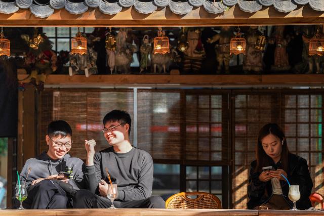 (260114) -- KUNMING, Jan. 14, 2026 (Xinhua) -- Tourists visit the Cuihu Lake coffee culture center near Cuihu Lake in Kunming, southwest China's Yunnan Province, Jan. 13, 2026. Cuihu Lake is both a signature landscape of Kunming and a testament to the city's memories, surrounded by historical legacies such as the former sites of the National Southwestern Associated University and Yunnan Military Academy.
   Much like other older urban neighborhoods, the vicinity of Cuihu Lake had grappled with diminishing business vitality. The pressing challenge lies in revitalizing these dormant streets while preserving their historical essence and avoiding extensive demolition and construction.
   In recent years, a "cultural corridor" has been created around the lake, linking scattered historical and cultural sites while capitalizing on the thriving coffee industry. Cafe-centered boutique retail businesses have been established along this corridor, shaping an inclusive public space where people can feel free to take a walk, enjoy coffee and immerse themselves in reading. This endeavor has successfully infused the old neighborhoods with new waves of consumption. "Going to the Cuihu Lake for coffee" is now trending among local residents and tourists alike. (Xinhua/Peng Yikai)