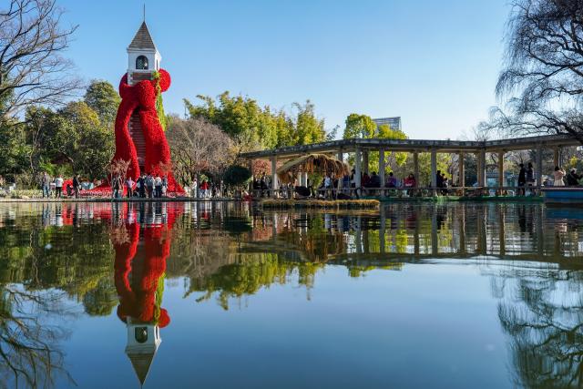 (260114) -- KUNMING, Jan. 14, 2026 (Xinhua) -- Tourists visit the Cuihu Park in Kunming, southwest China's Yunnan Province, Jan. 13, 2026. Cuihu Lake is both a signature landscape of Kunming and a testament to the city's memories, surrounded by historical legacies such as the former sites of the National Southwestern Associated University and Yunnan Military Academy.
   Much like other older urban neighborhoods, the vicinity of Cuihu Lake had grappled with diminishing business vitality. The pressing challenge lies in revitalizing these dormant streets while preserving their historical essence and avoiding extensive demolition and construction.
   In recent years, a "cultural corridor" has been created around the lake, linking scattered historical and cultural sites while capitalizing on the thriving coffee industry. Cafe-centered boutique retail businesses have been established along this corridor, shaping an inclusive public space where people can feel free to take a walk, enjoy coffee and immerse themselves in reading. This endeavor has successfully infused the old neighborhoods with new waves of consumption. "Going to the Cuihu Lake for coffee" is now trending among local residents and tourists alike. (Xinhua/Peng Yikai)