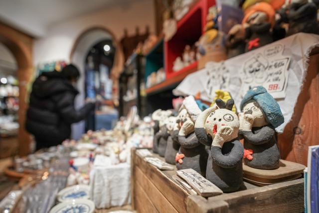 (260114) -- KUNMING, Jan. 14, 2026 (Xinhua) -- A tourist chooses cultural and creative products in a bookstore by Cuihu Lake in Kunming, southwest China's Yunnan Province, Jan. 13, 2026. Cuihu Lake is both a signature landscape of Kunming and a testament to the city's memories, surrounded by historical legacies such as the former sites of the National Southwestern Associated University and Yunnan Military Academy.
   Much like other older urban neighborhoods, the vicinity of Cuihu Lake had grappled with diminishing business vitality. The pressing challenge lies in revitalizing these dormant streets while preserving their historical essence and avoiding extensive demolition and construction.
   In recent years, a "cultural corridor" has been created around the lake, linking scattered historical and cultural sites while capitalizing on the thriving coffee industry. Cafe-centered boutique retail businesses have been established along this corridor, shaping an inclusive public space where people can feel free to take a walk, enjoy coffee and immerse themselves in reading. This endeavor has successfully infused the old neighborhoods with new waves of consumption. "Going to the Cuihu Lake for coffee" is now trending among local residents and tourists alike. (Xinhua/Peng Yikai)