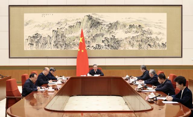 (260114) -- BEIJING, Jan. 14, 2026 (Xinhua) -- Chinese Premier Li Qiang, who is also secretary of the leading Party members group of the State Council, chairs a meeting convened by the leading Party members group of China's State Council in Beijing, capital of China, on Jan. 14, 2026. The leading Party members group of China's State Council on Wednesday convened to study a speech delivered by Xi Jinping, general secretary of the Communist Party of China (CPC) Central Committee, at the fifth plenary session of the 20th CPC Central Commission for Discipline Inspection, as well as the plenum's guiding principles.
  The meeting was attended by senior State Council officials, including Vice Premier Ding Xuexiang. (Xinhua/Huang Jingwen)