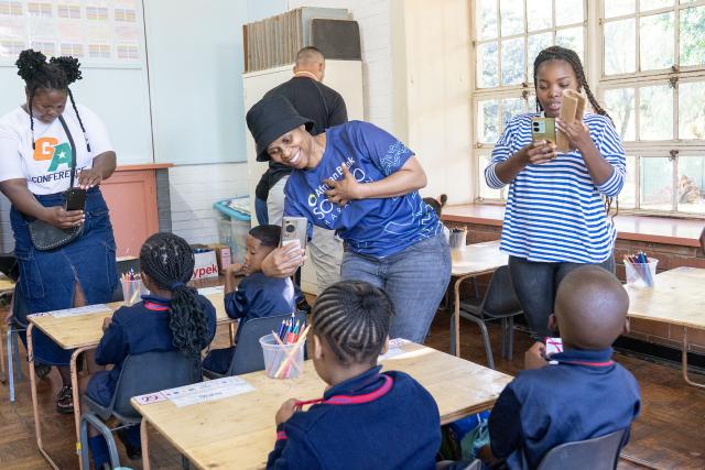 (260114) -- JOHANNESBURG, Jan. 14, 2026 (Xinhua) -- Parents take photos of their kids on the first day of a new semester at a school in Johannesburg, South Africa, Jan. 14, 2026. (Photo by Shiraaz Mohamed/Xinhua)
