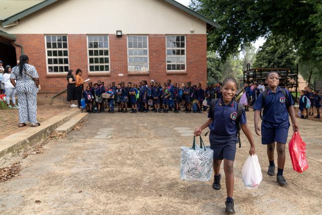 (260114) -- JOHANNESBURG, Jan. 14, 2026 (Xinhua) -- Photo taken on Jan. 14, 2026 shows students inside a school on the first day of a new semester in Johannesburg, South Africa. (Photo by Shiraaz Mohamed/Xinhua)