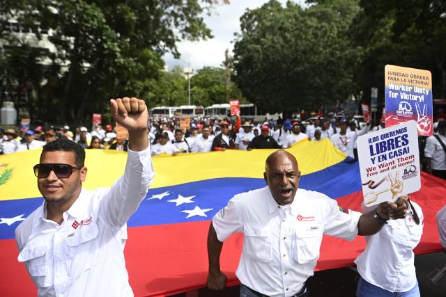 (260114) -- CARACAS, Jan. 14, 2026 (Xinhua) -- People participate in a march in Caracas, Venezuela, Jan. 14, 2026. Venezuelan workers participated in a march in Caracas on Wednesday demandeding that the U.S. government release Venezuelan President Nicolas Maduro and his wife. (Photo by Lucio Tavora/Xinhua)