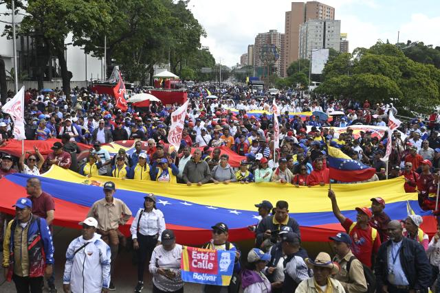 (260114) -- CARACAS, Jan. 14, 2026 (Xinhua) -- People participate in a march in Caracas, Venezuela, Jan. 14, 2026. Venezuelan workers participated in a march in Caracas on Wednesday demandeding that the U.S. government release Venezuelan President Nicolas Maduro and his wife. (Photo by Lucio Tavora/Xinhua)