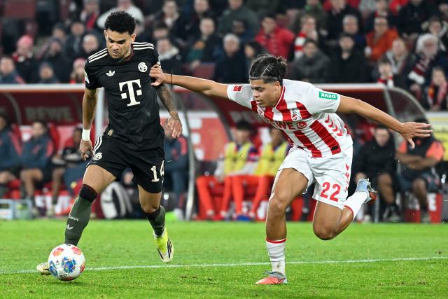 (260115) -- COLOGNE, Jan. 15, 2026 (Xinhua) -- Luis Diaz (L) of FC Bayern Munich vies with Jahmai Simpson-Pusey of FC Cologne during the German first division Bundesliga football match between FC Cologne and FC Bayern Munich in Cologne, Germany, Jan. 14, 2026. (Photo by Ulrich Hufnagel/Xinhua)