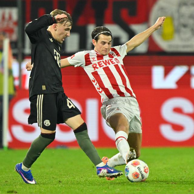 (260115) -- COLOGNE, Jan. 15, 2026 (Xinhua) -- Lennart Karl (L) of FC Bayern Munich vies with Jakub Kaminski of FC Cologne during the German first division Bundesliga football match between FC Cologne and FC Bayern Munich in Cologne, Germany, Jan. 14, 2026. (Photo by Ulrich Hufnagel/Xinhua)
