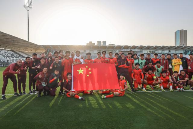 (260115) -- BEIJING, Jan. 15, 2026 (Xinhua) -- Team China pose for a photograph to celebrate qualifying to the knockout stage after the 2026 AFC U23 Asian Cup group D match between China and Thailand in Riyadh, Saudi Arabia, Jan. 14, 2026. (Xinhua/Wang Haizhou)