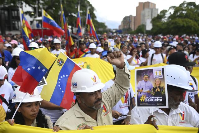 (260115) -- BEIJING, Jan. 15, 2026 (Xinhua) -- People participate in a march in Caracas, Venezuela, Jan. 14, 2026. Venezuelan workers participated in a march in Caracas on Wednesday demanding that the U.S. government release Venezuelan President Nicolas Maduro and his wife. (Photo by Lucio Tavora/Xinhua)