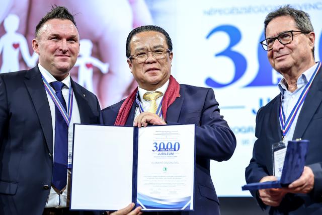 (260115) -- BUDAPEST, Jan. 15, 2026 (Xinhua) -- Chen Zhen (C), president of the Association of Chinese Medicine Academies of Central and Eastern Europe, receives an award during the 17th National Public Health Conference in Budapest, Hungary, Jan. 14, 2026. Traditional Chinese Medicine (TCM) gained recognition in Hungary after a prominent Chinese medical expert was honored at a national public health conference Wednesday, highlighting the growing integration of TCM into the country's healthcare and prevention system.
TO GO WITH "TCM gains further recognition in Hungary's national health program" (Photo by David Balogh/Xinhua)