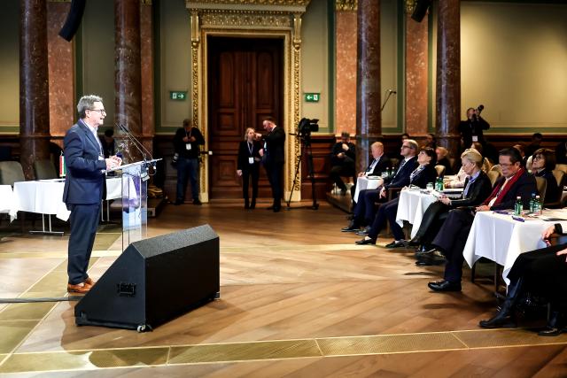 (260115) -- BUDAPEST, Jan. 15, 2026 (Xinhua) -- Istvan Barna, chairman of the professional committee of Hungary's Comprehensive Health Protection Screening Program (MAESZ), speaks during the 17th National Public Health Conference in Budapest, Hungary, Jan. 14, 2026. Traditional Chinese Medicine (TCM) gained recognition in Hungary after a prominent Chinese medical expert was honored at a national public health conference Wednesday, highlighting the growing integration of TCM into the country's healthcare and prevention system.
TO GO WITH "TCM gains further recognition in Hungary's national health program" (Photo by David Balogh/Xinhua)