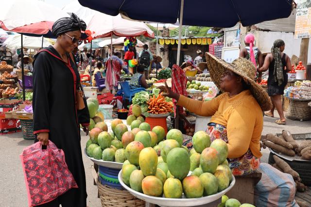 (260115) -- ACCRA, Jan. 15, 2026 (Xinhua) -- A woman buys fruit at a street market in Accra, Ghana, on Jan. 14, 2026. (Photo by Seth/Xinhua)