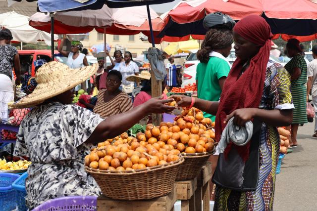 (260115) -- ACCRA, Jan. 15, 2026 (Xinhua) -- A woman buys fruit at a street market in Accra, Ghana, on Jan. 14, 2026. (Photo by Seth/Xinhua)