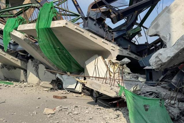 (260115) -- BANGKOK, Jan. 15, 2026 (Xinhua) -- This photo taken with a mobile phone on Jan. 15, 2026 shows the accident site on Rama II Road, the key thoroughfare linking Bangkok and Samut Sakhon province, Thailand. A construction crane collapsed Thursday morning on Rama II Road, the key thoroughfare linking Bangkok and Samut Sakhon province, leaving two people dead and several others injured, according to Thai media reports. (Xinhua)