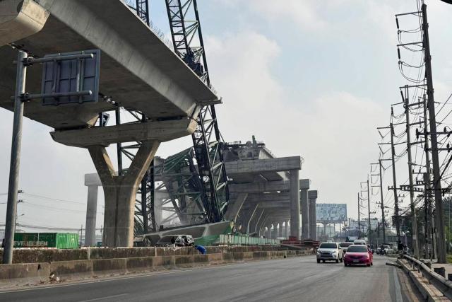 (260115) -- BANGKOK, Jan. 15, 2026 (Xinhua) -- This photo taken with a mobile phone on Jan. 15, 2026 shows the accident site on Rama II Road, the key thoroughfare linking Bangkok and Samut Sakhon province, Thailand. A construction crane collapsed Thursday morning on Rama II Road, the key thoroughfare linking Bangkok and Samut Sakhon province, leaving two people dead and several others injured, according to Thai media reports. (Xinhua)