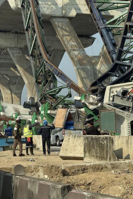 (260115) -- BANGKOK, Jan. 15, 2026 (Xinhua) -- This photo taken with a mobile phone on Jan. 15, 2026 shows the accident site on Rama II Road, the key thoroughfare linking Bangkok and Samut Sakhon province, Thailand. A construction crane collapsed Thursday morning on Rama II Road, the key thoroughfare linking Bangkok and Samut Sakhon province, leaving two people dead and several others injured, according to Thai media reports. (Xinhua)