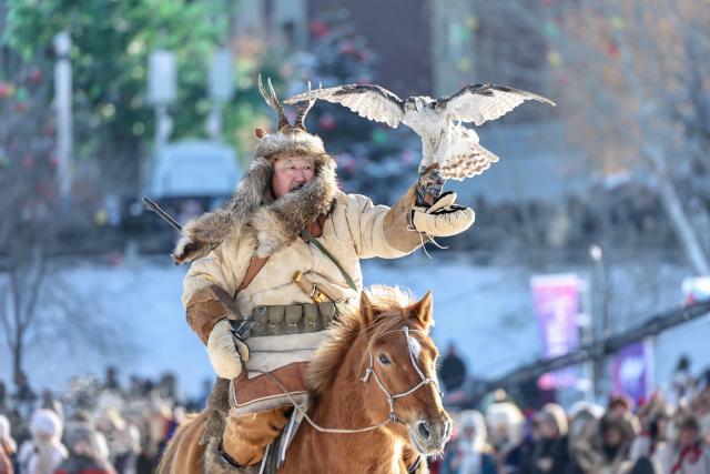 (260115) -- CHANGCHUN, Jan. 15, 2026 (Xinhua) -- A man presents a folk performance during the opening ceremony of the 21st Ice and Snow Nadam Fair of the Inner Mongolia Autonomous Region in Hailar District of Hulun Buir, north China's Inner Mongolia Autonomous Region, Dec. 21, 2025. (Photo by Kang Wenkui/Xinhua)