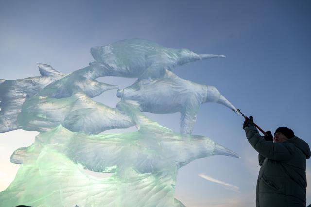 (260115) -- CHANGCHUN, Jan. 15, 2026 (Xinhua) -- A competitor works on an ice sculpture during the 37th China Harbin International Ice Sculpture Competition at the Harbin Ice-Snow World in Harbin, northeast China's Heilongjiang Province, Jan. 3, 2026. (Xinhua/Zhang Tao)