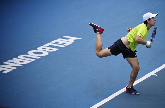 (260115) -- MELBOURNE, Jan. 15, 2026 (Xinhua) -- Bai Zhuoxuan of China competes during the women's singles qualifying final round match against Darja Vidmanova of the Czech Republic at Australian Open tennis tournament in Melbourne, Australia, Jan. 15, 2026. (Photo by Wang Shen/Xinhua)