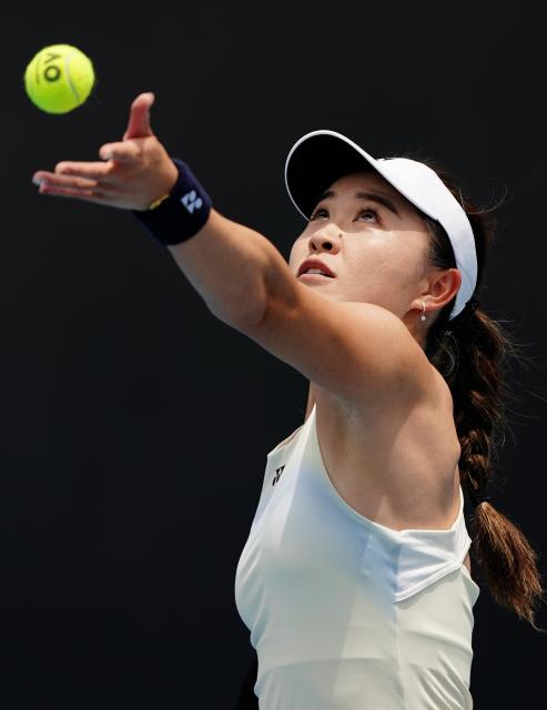 (260115) -- MELBOURNE, Jan. 15, 2026 (Xinhua) -- Zhu Lin of China serves during the women's singles qualifying final round match against Marina Stakusic of Canada at Australian Open tennis tournament in Melbourne, Australia, Jan. 15, 2026. (Photo by Wang Shen/Xinhua)