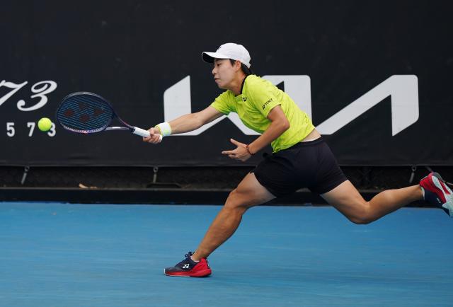 (260115) -- MELBOURNE, Jan. 15, 2026 (Xinhua) -- Bai Zhuoxuan of China hits a return during the women's singles qualifying final round match against Darja Vidmanova of the Czech Republic at Australian Open tennis tournament in Melbourne, Australia, Jan. 15, 2026. (Photo by Wang Shen/Xinhua)