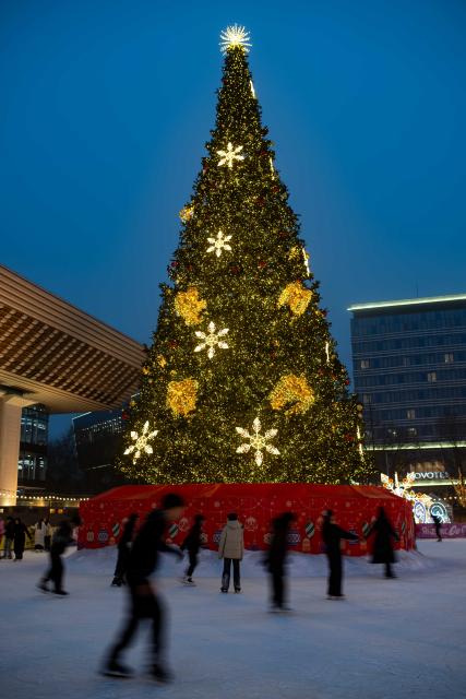 (260115) -- ALMATY, Jan. 15, 2026 (Xinhua) -- People skate at an ice rink in Almaty, Kazakhstan, on Jan. 14, 2026. In winter, people of Almaty go outdoor to enjoy the fun of ice and snow sports. (Xinhua/Li Renzi)