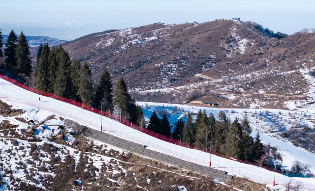 (260115) -- ALMATY, Jan. 15, 2026 (Xinhua) -- An aerial drone photo taken on Jan. 13, 2026 shows a skier skiing at a ski resort in Almaty, Kazakhstan. In winter, people of Almaty go outdoor to enjoy the fun of ice and snow sports. (Xinhua/Li Renzi)