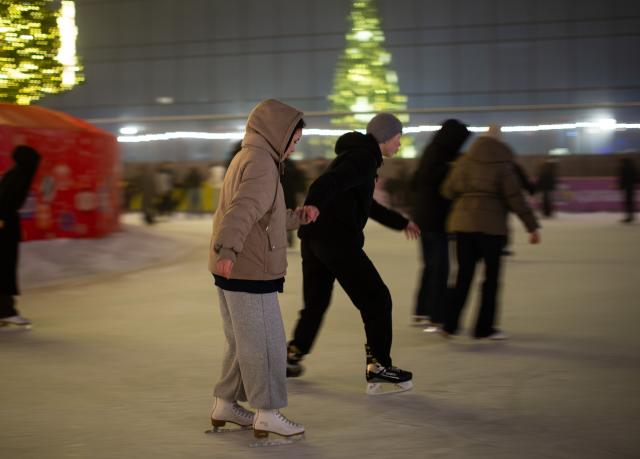 (260115) -- ALMATY, Jan. 15, 2026 (Xinhua) -- People skate at an ice rink in Almaty, Kazakhstan, on Jan. 14, 2026. In winter, people of Almaty go outdoor to enjoy the fun of ice and snow sports. (Xinhua/Li Renzi)