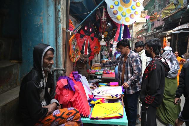 (260115) -- DHAKA, Jan. 15, 2026 (Xinhua) -- People buy kites during the Sakrain festival in Dhaka, Bangladesh, Jan. 14, 2026. People in Dhaka celebrated Sakrain festival, also known as Ghuri Utsob or Kite festival, at the end of Poush, the ninth month of the Bengali calendar. (Photo by Habibur Rahman/Xinhua)