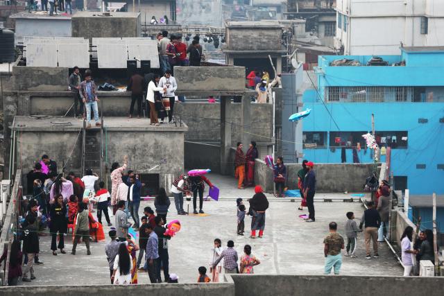 (260115) -- DHAKA, Jan. 15, 2026 (Xinhua) -- People fly kites during the Sakrain festival in Dhaka, Bangladesh, Jan. 14, 2026. People in Dhaka celebrated Sakrain festival, also known as Ghuri Utsob or Kite festival, at the end of Poush, the ninth month of the Bengali calendar. (Photo by Habibur Rahman/Xinhua)