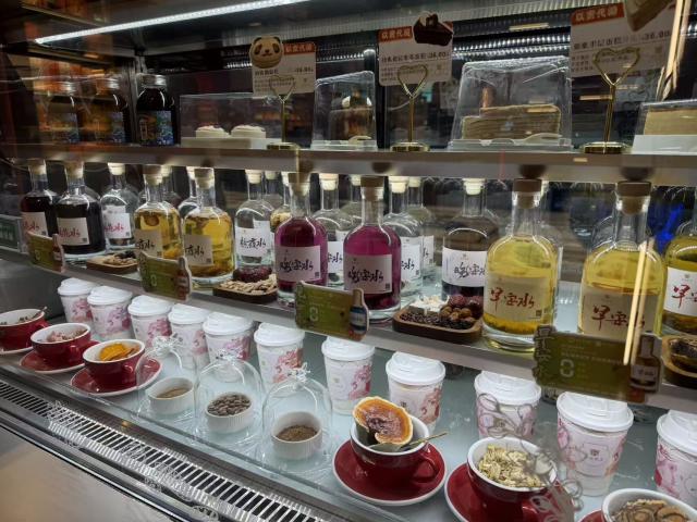 (260115) -- CHENGDU, Jan. 15, 2026 (Xinhua) -- A variety of drinks infused with herbal ingredients are available at a Tong Ren Tang's coffee shop Zhima Health in Chengdu, southwest China's Sichuan Province, Dec. 15, 2025. TO GO WITH "China Focus: From apothecary to Americano, traditional Chinese medicine turns into a lifestyle add-on" (Photo by Wu Xiao/Xinhua)