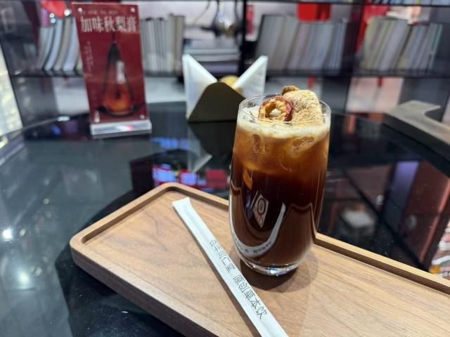 (260115) -- CHENGDU, Jan. 15, 2026 (Xinhua) -- This photo taken on Dec. 15, 2025 shows a cup of dried tangerine peel and hawthorn Americano in Chengdu, southwest China's Sichuan Province. TO GO WITH "China Focus: From apothecary to Americano, traditional Chinese medicine turns into a lifestyle add-on" (Photo by Wu Xiao/Xinhua)