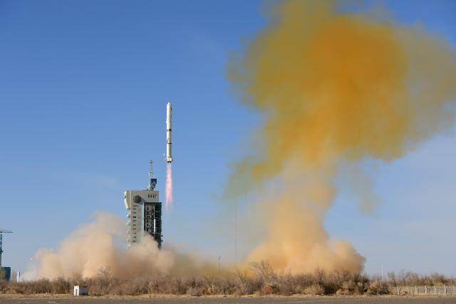 (260115) -- JIUQUAN, Jan. 15, 2026 (Xinhua) -- A Long March-2C carrier rocket carrying an Algerian remote-sensing satellite blasts off from the Jiuquan Satellite Launch Center in northwest China, Jan. 15, 2026. Launched at 12:01 p.m. (Beijing Time), the satellite has entered its planned orbit.
   The satellite will be primarily used for land planning and disaster prevention and mitigation.
   The launch was the 626th flight mission of the Long March carrier rocket series. (Photo by Wang Jiangbo/Xinhua)